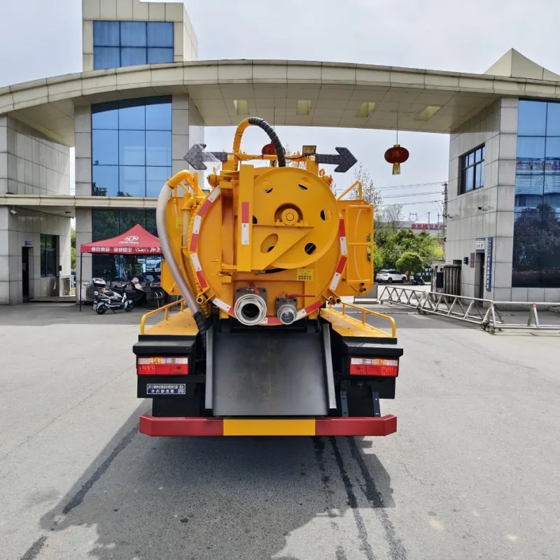 Versatile 6m³ Fecal Sunction Truck with Wash Functionality